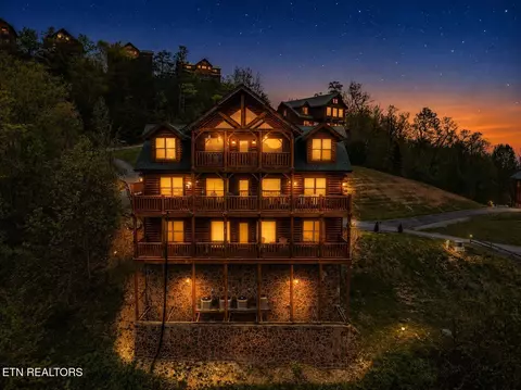 2722 Mountain Perserve Dr, Sevierville, TN 37862
