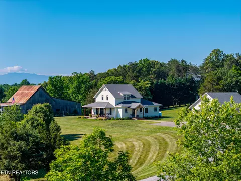 1421 Squire Fox Rd, Dandridge, TN 37725