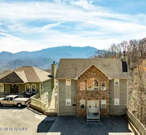 921 Woodsmoke Way, Gatlinburg, TN 37738