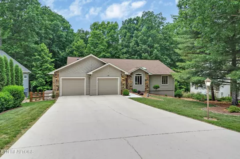 35 Pineridge Ct, Crossville, TN 38558