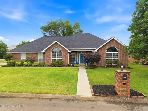 1311 Flanders Ln, Maryville, TN 37803