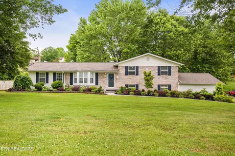905 N East End Rd, Strawberry Plains, TN 37871