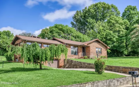 721 Woodview Dr, Knoxville, TN 37912