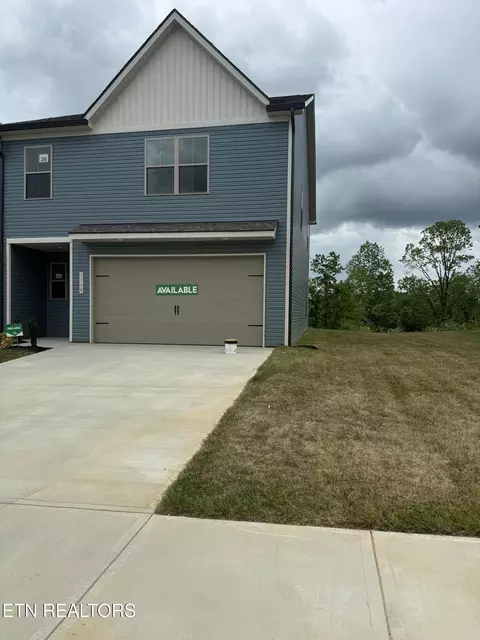 1708 Bennett Village Dr, Maryville, TN 37804