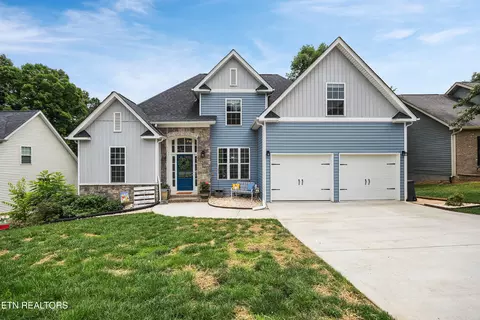 1084 Hillside Ln, Lenoir City, TN 37771