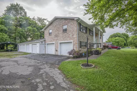 800 Foster Dr, Lenoir City, TN 37772