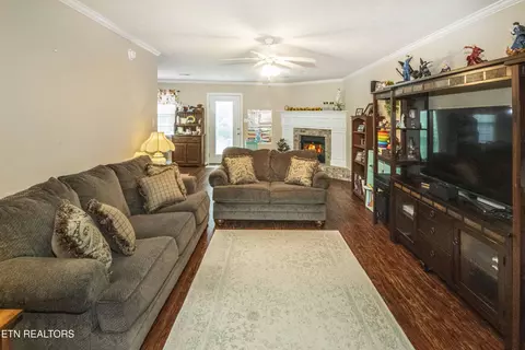 Living - 198 Nicely Tr, Powell, TN 37849 photo 2 of 4