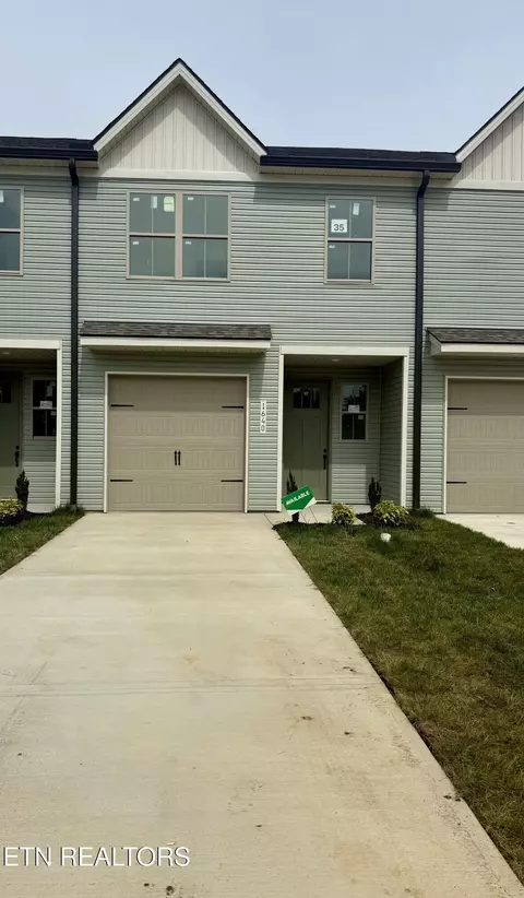 1640 Bennett Village Dr, Maryville, TN 37804