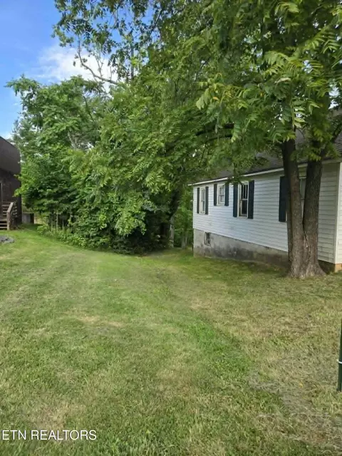 Exterior - 18700 Alberta St, Oneida, TN 37841 photo 5 of 8