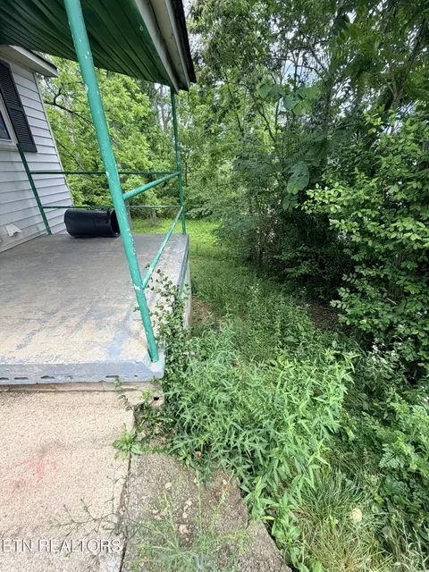 Exterior - 18700 Alberta St, Oneida, TN 37841 photo 3 of 8