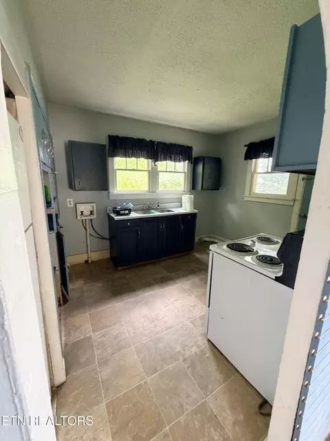 Kitchen - 18700 Alberta St, Oneida, TN 37841 photo 1 of 3