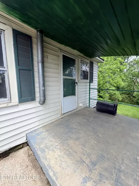 Exterior - 18700 Alberta St, Oneida, TN 37841 photo 4 of 8