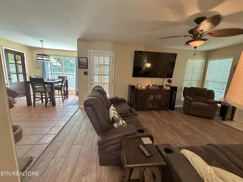 Living - 7219 Emerald Heath Rd, Powell, TN 37849 photo 2 of 4