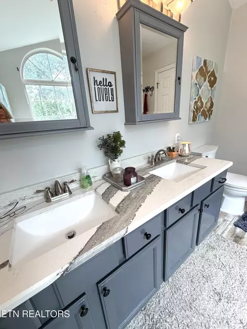 Bath - 7219 Emerald Heath Rd, Powell, TN 37849 photo 3 of 5