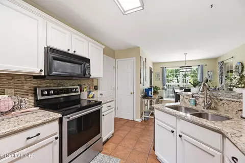 Kitchen - 7219 Emerald Heath Rd, Powell, TN 37849 photo 4 of 6