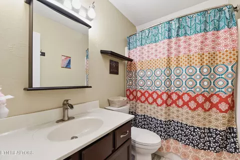 Bath - 7219 Emerald Heath Rd, Powell, TN 37849 photo 1 of 5