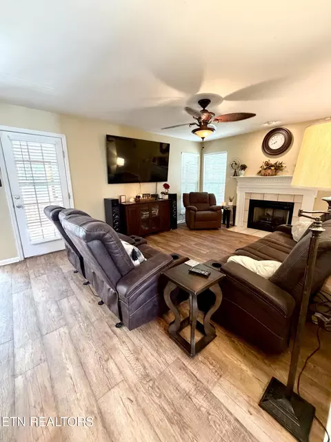 Living - 7219 Emerald Heath Rd, Powell, TN 37849 photo 3 of 4
