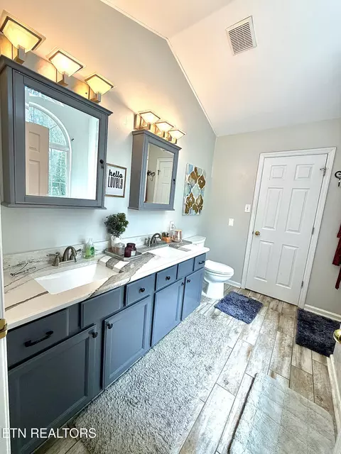 Bath - 7219 Emerald Heath Rd, Powell, TN 37849 photo 2 of 5