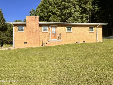 4040 Trail Hollow Rd, Cosby, TN 37722