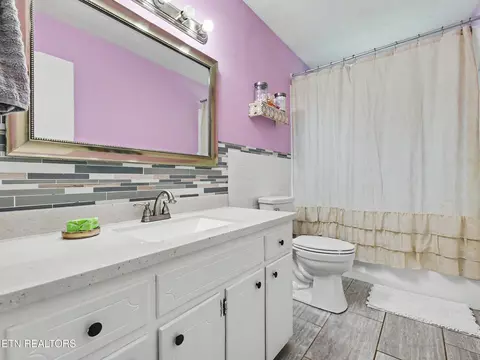 Bath - 848 Lakeshore Rd, Talbott, TN 37877 photo 2 of 3