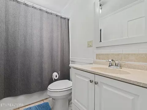 Bath - 848 Lakeshore Rd, Talbott, TN 37877 photo 3 of 3