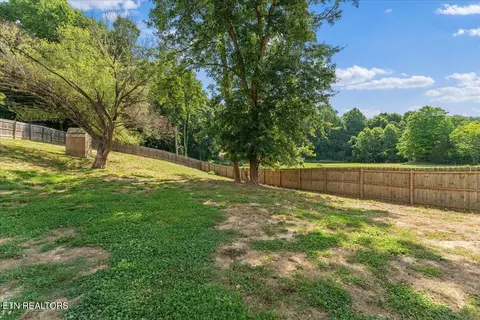 Exterior - 8528 Heiskell Rd, Powell, TN 37849 photo 7 of 9