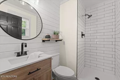 Bath - 8528 Heiskell Rd, Powell, TN 37849 photo 1 of 2