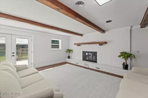 Living - 8528 Heiskell Rd, Powell, TN 37849 photo 2 of 4