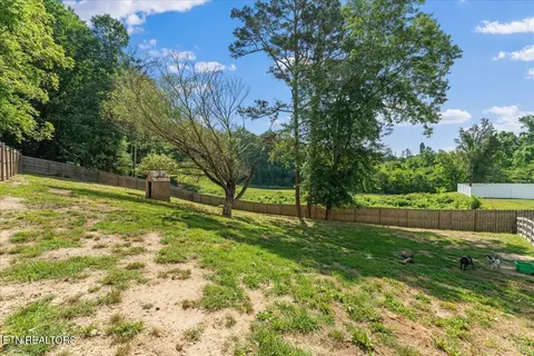 Exterior - 8528 Heiskell Rd, Powell, TN 37849 photo 8 of 9