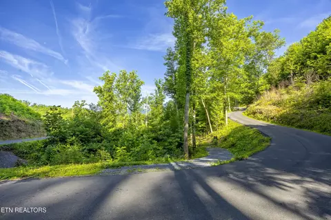 628 Loop Rd, Gatlinburg, TN 37738