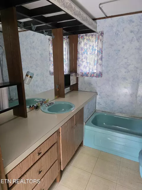 Bath - 8050 Lett Rd, Corryton, TN 37721 photo 1 of 1