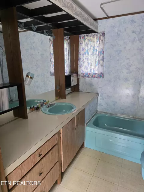 Bath - 8050 Lett Rd, Corryton, TN 37721 photo 1 of 1