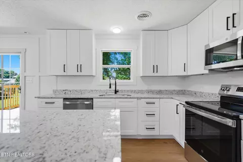 Kitchen - 428 Phyllis Cir, Talbott, TN 37877 photo 3 of 3