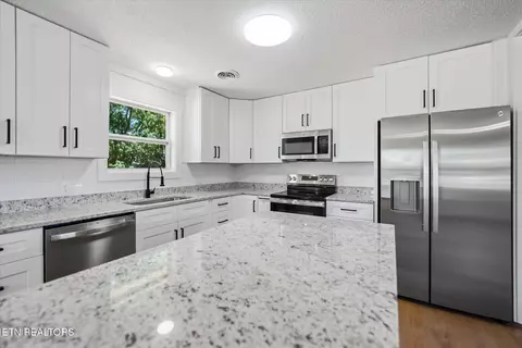 Kitchen - 428 Phyllis Cir, Talbott, TN 37877 photo 2 of 3