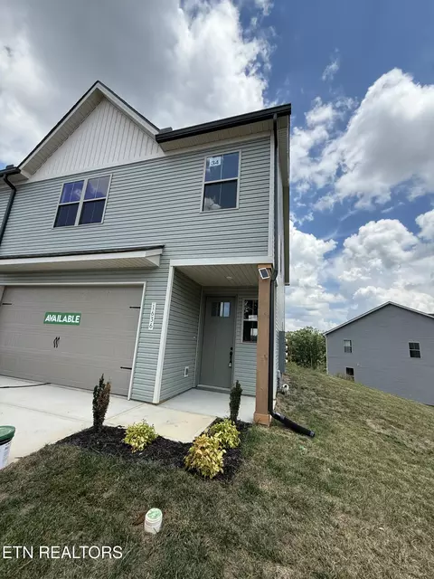 1636 Bennett Village Dr, Maryville, TN 37804