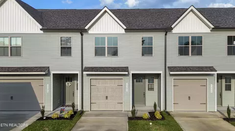 1704 Bennett Village Dr, Maryville, TN 37804