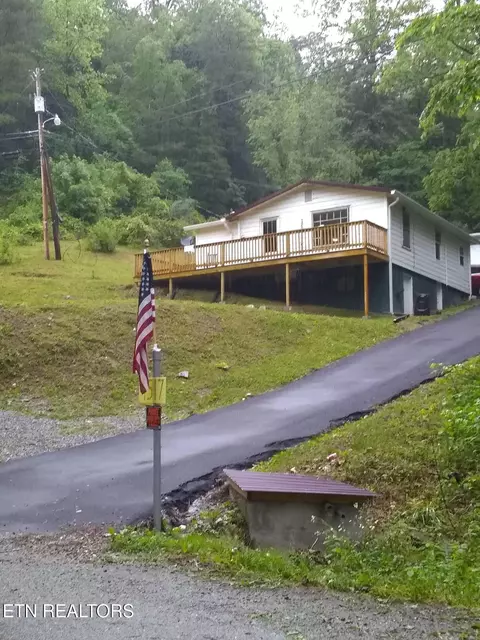 4517 Old Nursery Rd, Rose Hill, VA 24281