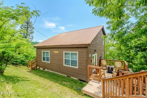 625 Pinecrest Dr, Gatlinburg, TN 37738