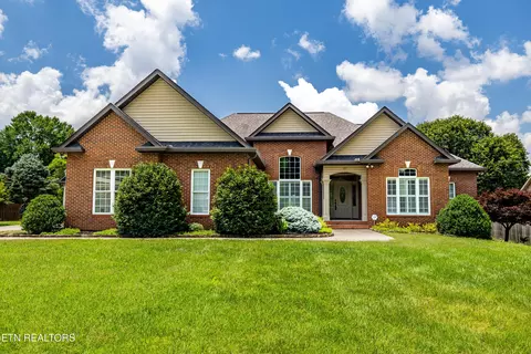 227 Pinecrest Cir, Maryville, TN 37803