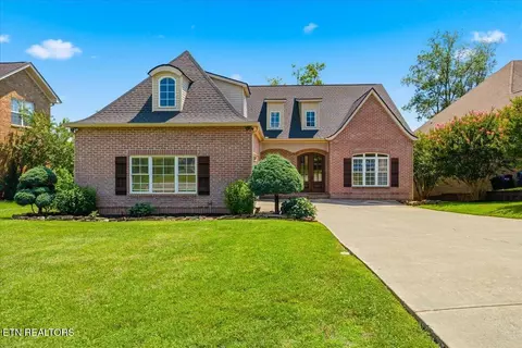 1076 Britts Dr, Lenoir City, TN 37772
