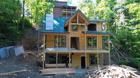 3210 Pine Way, Pigeon Forge, TN 37863