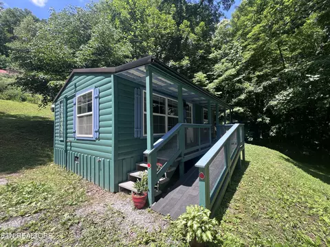 126 Lincoln Ct, Harrogate, TN 37752