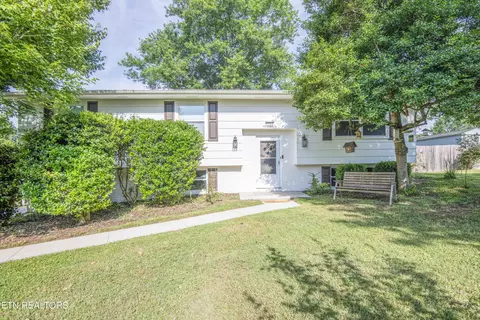 1255 Pinecrest Cir, Lenoir City, TN 37772