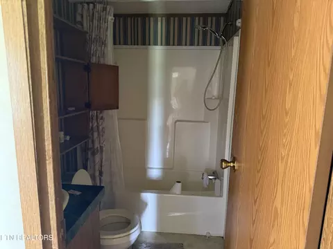 Bath - 1550 Broadway Dr, Bean Station, TN 37708 photo 1 of 4