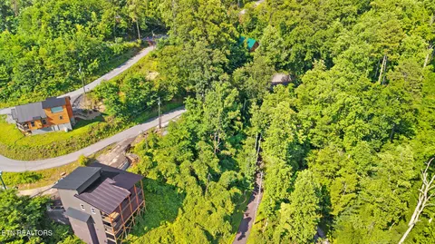 818 Davenport Rd, Gatlinburg, TN 37738