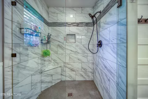Bath - 7221 Joyce Ln, Powell, TN 37849 photo 2 of 3