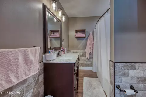 Bath - 7221 Joyce Ln, Powell, TN 37849 photo 3 of 3