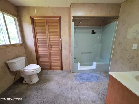 Bath - 125 Willoughby Ln, Robbins, TN 37852 photo 1 of 2