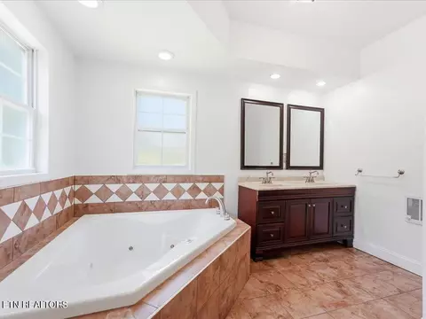 Bath - 985 Claudette Dr, Talbott, TN 37877 photo 2 of 4