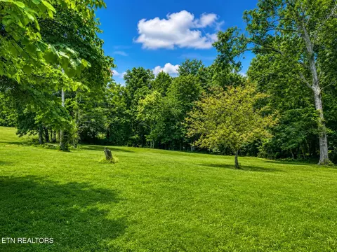 1323 Bee Rock Rd, Monterey, TN 38574